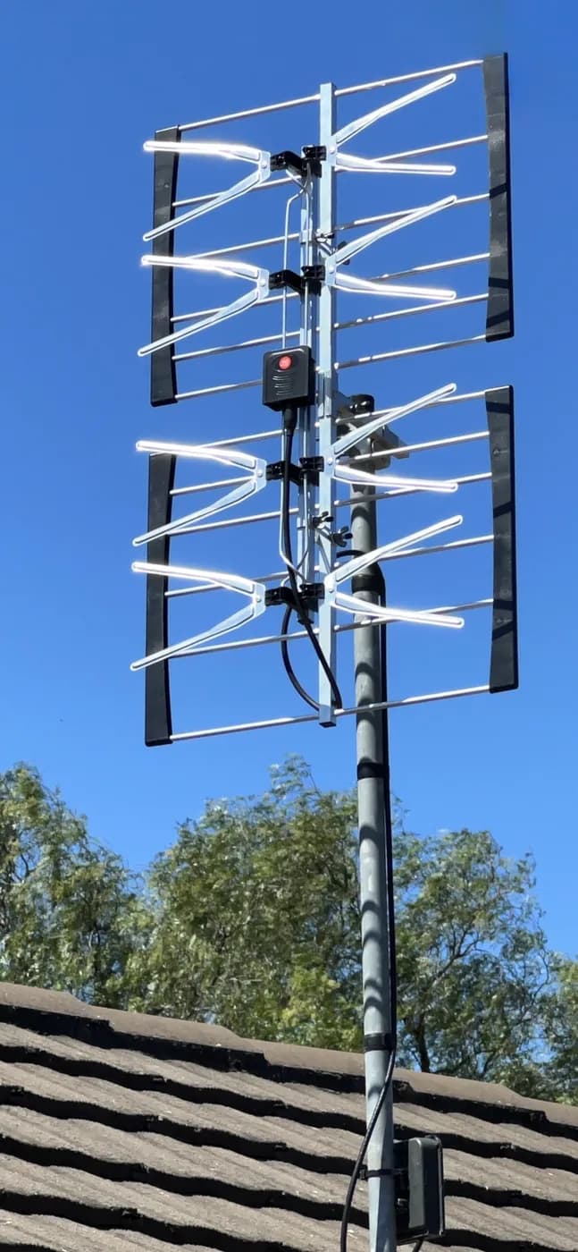 High-gain phased-array TV antenna mounted on a Norwood home